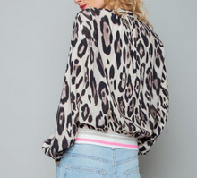 Lade das Bild in den Galerie-Viewer, Leo Shirtbluse mit Neon Strickbund am Saum Wunderwerk Oldenburg