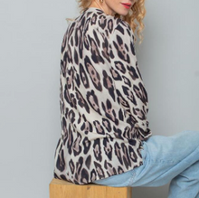 Lade das Bild in den Galerie-Viewer, Braune Leo Shirtbluse mit Neon Strickbündchen am Ärmel Wunderwerk Oldenburg