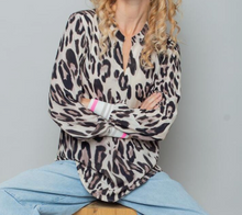 Lade das Bild in den Galerie-Viewer, Braune Leo Shirtbluse mit Neon Strickbündchen am Ärmel Wunderwerk Oldenburg