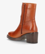 Lade das Bild in den Galerie-Viewer, Cognacfarbene Stiefelette mit Reißverschluss an der Innenseite sowie einen 6,4 cm Blockabsatz, Wunderwerk Oldenburg