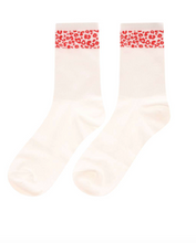 Lade das Bild in den Galerie-Viewer, weiße Socken mit Leostreifen in rot, Wunderwerk Oldenburg