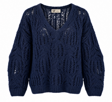 Lade das Bild in den Galerie-Viewer, Strickpullover mit V-Ausschnitt in Neonkoralle Wunderwerk Oldenburg
