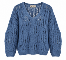 Lade das Bild in den Galerie-Viewer, Strickpullover mit V-Ausschnitt in jeansblau Wunderwerk Oldenburg