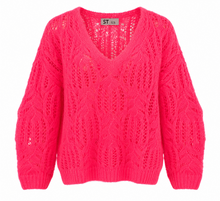 Lade das Bild in den Galerie-Viewer, Strickpullover mit V-Ausschnitt in Neonkoralle Wunderwerk Oldenburg