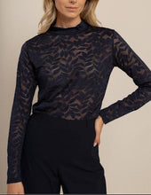 Lade das Bild in den Galerie-Viewer, Dunkelblaue Spitzen-Longsleeve mit floralem Muster und leicht transparentem Look, Wunderwek Oldenburg