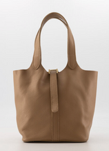 Lade das Bild in den Galerie-Viewer, Amy Handtaschen aus 100% Leder mit Henkel in der Farbe camel, Wunderwerk Oldenburg