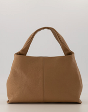 Lade das Bild in den Galerie-Viewer, Polly Handtasche aus 100% Leder mit Griff und Reißverschluss in der Farbe camel,Wunderwerk Oldenburg