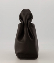 Lade das Bild in den Galerie-Viewer, Polly Handtasche aus 100% Leder mit Griff und Reißverschluss in der Farbe dunkelbraun,Wunderwerk Oldenburg