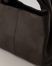 Lade das Bild in den Galerie-Viewer, Polly Handtasche aus 100% Leder mit Griff und Reißverschluss in der Farbe dunkelbraun,Wunderwerk Oldenburg