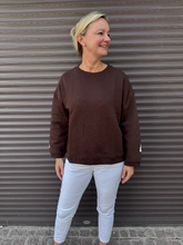 Lade das Bild in den Galerie-Viewer, Sweater in dunkelbraun mit dem weissen Schriftzug „DAYDREAM“ auf dem Rücken Wunderwerk Oldenburg