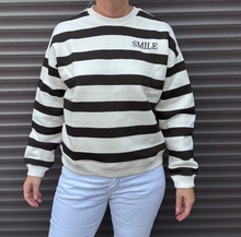 Lade das Bild in den Galerie-Viewer, Sweater mit Rundhalsausschnitt, kontrastreichem Streifenmuster in ecru-darkbrown