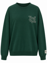 Lade das Bild in den Galerie-Viewer, Lässiges Sweatshirt in dunkelgrün mit funkelndem „Soul Mate“-Schriftzug aus Strasssteinen auf Vorder- und Rückseite, Wunderwerk Oldenburg