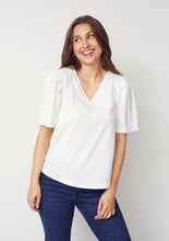 Lade das Bild in den Galerie-Viewer, Weißes T-Shirt mit V-Ausschnitt und leichten Puffärmeln, Wunderwerk Oldenburg