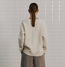 Lade das Bild in den Galerie-Viewer, Feinstrick Wollpullover in offwhite mit V-Aussschnitt in lockerer Passform