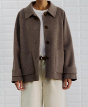 Lade das Bild in den Galerie-Viewer, Wolljacke mit Hemdkragen und Knöpfen in der Farbe braun melange, Wunderwerk Oldenburg1