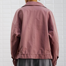 Lade das Bild in den Galerie-Viewer, Altrosefarbene leichte Sommerjacke mit Hemdkragen, Seitentaschen und Reißverschluss zum schließen, Wunderwerk Oldenburg