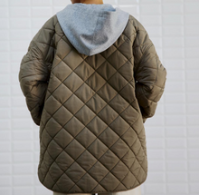 Lade das Bild in den Galerie-Viewer, Steppjacke in einem hellem Khaki mit abnehmbarer grauer Kapuze und Druckknöpfen, Wunderwerk Oldenburg