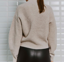 Lade das Bild in den Galerie-Viewer, Beigefarbener Wollpullover mit Kaschmir in Strickoptik und kleinem Stehkragen, Wunderwerk Oldenburg