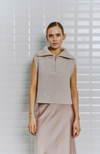 Lade das Bild in den Galerie-Viewer, Wollpullunder in beige mit Reißverschluss am Kragen, Wunderwerk Oldenburg