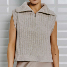 Lade das Bild in den Galerie-Viewer, Wollpullunder in beige mit Reißverschluss am Kragen, Wunderwerk Oldenburg