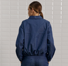 Lade das Bild in den Galerie-Viewer, Dunkelblaue Jeansjacke mit Hemdkragen und Knopfverschluss in lockere Passform und Gummibund Wunderwerk Oldenburg