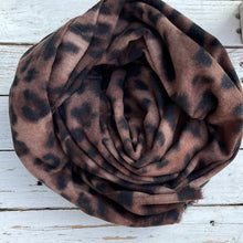 Lade das Bild in den Galerie-Viewer, Winter Leoschal in verschiedenen Farben, Wunderwerk Oldenburg