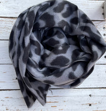 Lade das Bild in den Galerie-Viewer, Winter Leoschal in verschiedenen Farben, Wunderwerk Oldenburg