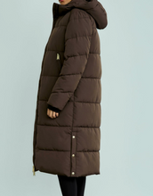 Lade das Bild in den Galerie-Viewer, Langer brauner Daunenmantel mit goldene m Reißverschluss und Seitentasche sowie Kapuze, Wunderwerk Oldenburg