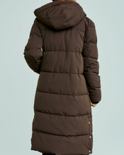 Lade das Bild in den Galerie-Viewer, Langer brauner Daunenmantel mit goldene m Reißverschluss und Seitentasche sowie Kapuze, Wunderwerk Oldenburg