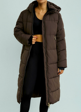 Lade das Bild in den Galerie-Viewer, Langer brauner Daunenmantel mit goldene m Reißverschluss und Seitentasche sowie Kapuze, Wunderwerk Oldenburg