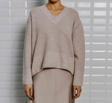 Lade das Bild in den Galerie-Viewer, Wollpullover in beige mit V-Ausschnitt in lockerer Passform, Wunderwerk Oldenburg