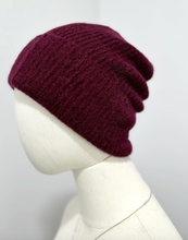Lade das Bild in den Galerie-Viewer, Burgunderfarbene Wollmütze Wunderwerk Oldenburg
