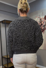 Lade das Bild in den Galerie-Viewer, Flauschiger grauer Cardigan mit V-Ausschnitt und drei Knöpfen zum schließen, wunderwerk Oldenburg