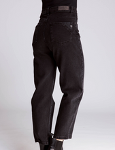 Lade das Bild in den Galerie-Viewer, Schwarze knöchellange Jeans mit konisch zulaufendem Bein, Wunderwerk Oldenburg
