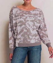 Lade das Bild in den Galerie-Viewer, Talia Camo Pullover mit Rundhals und überschrittenen Schultern in der Farbe grau und Camouflage Muster, Wunderwerk Oldenburg