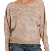 Lade das Bild in den Galerie-Viewer, Talia Camo Pullover mit Rundhals und überschrittenen Schultern in der Farbe sand und Camouflage Muster, Wunderwerk Oldenburg