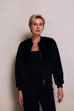Lade das Bild in den Galerie-Viewer, schwarze Bomberjacke mit Reißverschluss in Kunstfelloptik, Wunderwerk Oldenburg