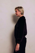 Lade das Bild in den Galerie-Viewer, schwarze Bomberjacke mit Reißverschluss in Kunstfelloptik, Wunderwerk Oldenburg