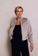Lade das Bild in den Galerie-Viewer, Graue Bomberjacke mit Reißverschluss in Kunstfelloptik, Wunderwerk Oldenburg