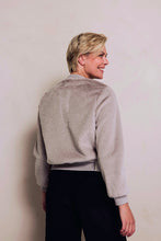 Lade das Bild in den Galerie-Viewer, Graue Bomberjacke mit Reißverschluss in Kunstfelloptik, Wunderwerk Oldenburg