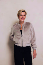 Lade das Bild in den Galerie-Viewer, Graue Bomberjacke mit Reißverschluss in Kunstfelloptik, Wunderwerk Oldenburg