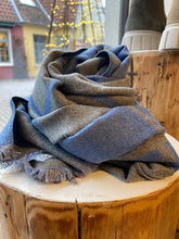 Lade das Bild in den Galerie-Viewer, Schal mit Karomuster zweifarbig in jeansblau und grau | Wunderwerk Oldenburg