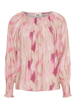 Lade das Bild in den Galerie-Viewer, Rose gemusterte Bluse mit Raffung am Rundhalsausschnitt und geschmocktem Ärmelabschluss, Wunderwerk Oldenburg1
