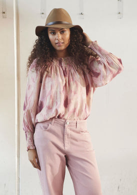 Rose gemusterte Bluse mit Raffung am Rundhalsausschnitt und geschmocktem Ärmelabschluss, Wunderwerk Oldenburg