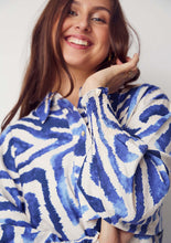 Lade das Bild in den Galerie-Viewer, Blusenkleid in creme mit blauem Print, Knopfleiste und Hemdkragen in einer Midilänge, Wunderwerk Oldenburg
