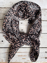 Lade das Bild in den Galerie-Viewer, Vierecktuch in leomuster braun mit Muster, Wunderwerk Oldenburg
