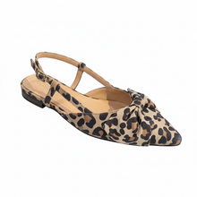 Lade das Bild in den Galerie-Viewer, Spitz zulaufender BABOUCHE_Sofie_Slingbacks mit leomuster und Schleife. Hinten offen mit kleinem Riemen, Wunderwerk Oldenburg
