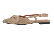 Lade das Bild in den Galerie-Viewer, Spitz zulaufender BABOUCHE_Sofie_Slingbacks mit leomuster und Schleife. Hinten offen mit kleinem Riemen, Wunderwerk Oldenburg
