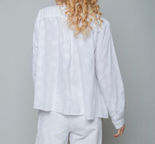 Lade das Bild in den Galerie-Viewer, Weiße Bluse in Glockenform mit Punkten und Hemdkragen sowie Knopfverschluss, Wunderwerk Oldenburg
