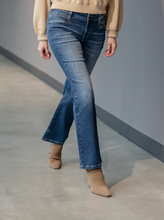 Lade das Bild in den Galerie-Viewer, Pina Bea Flared Jeans
